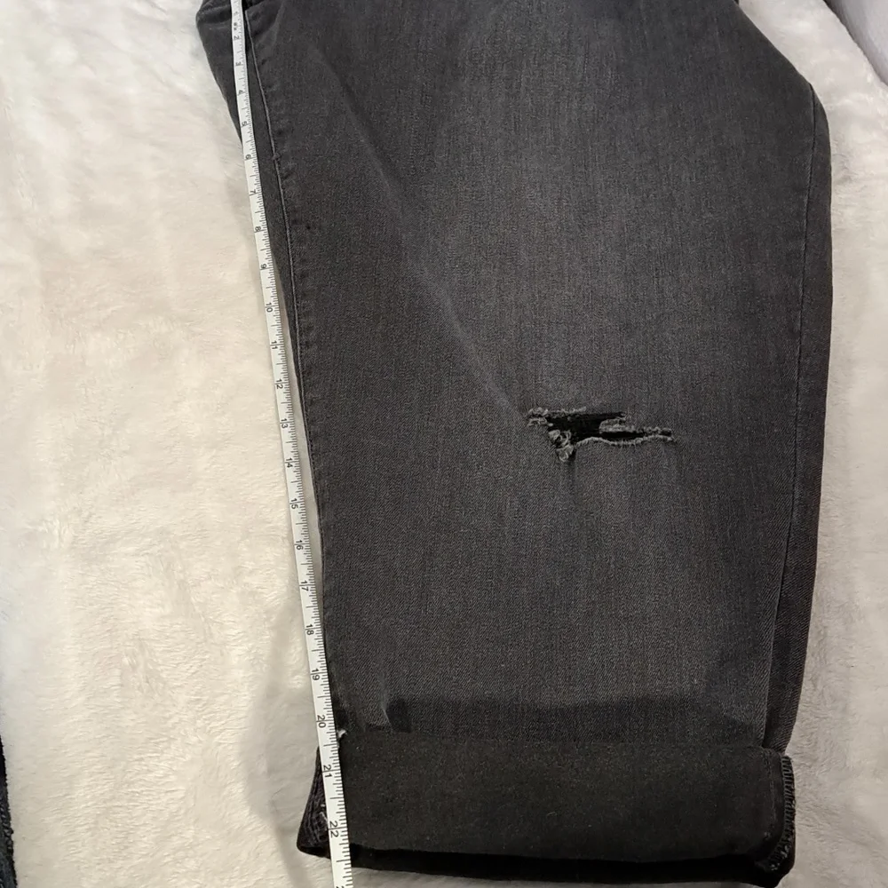 Distressed D/C Cropped Jeans